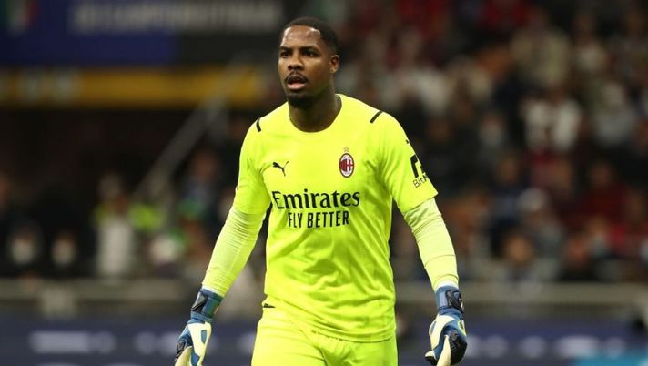 MILAN, ITALY - APRIL 19: Mike Maignan of AC Milan looks on during the Coppa Italia Semi Final 2nd Leg match between FC Internazionale v AC Milan at Giuseppe Meazza Stadium on April 19, 2022 in Milan, Italy. (Photo by Marco Luzzani/Getty Images) Milan, Maignan torna in lista per la Champions League: la scelta fra Mirante e Tatarusanu - immagine 1
