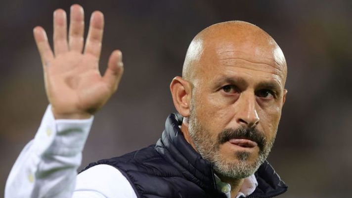 FLORENCE, ITALY - OCTOBER 27: Vincenzo Italiano manager of ACF Fiorentina gestures during the UEFA Europa Conference League group A match between ACF Fiorentina and Istanbul Basaksehir at Stadio Artemio Franchi on October 27, 2022 in Florence, Italy. (Photo by Gabriele Maltinti/Getty Images) Italiano: “Amrabat ha chiesto scusa, darà tutto fino a giugno. Castrovilli e Jovic…” - immagine 1