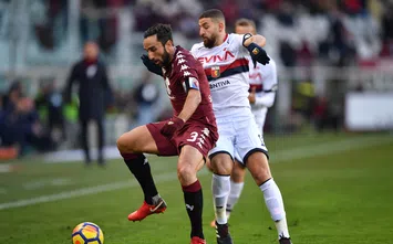  TURIN, ITALY - DECEMBER 30: Cristian Molinaro (L) of Torino FC is challenged by Adel Taarabt of Genoa CFC during the serie A match between Torino FC and Genoa CFC at Stadio Olimpico di Torino on December 30, 2017 in Turin, Italy. (Photo by Valerio Pennicino/Getty Images)