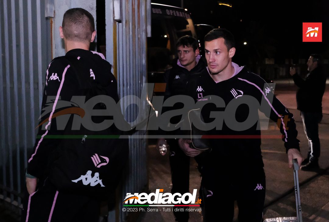FOTO Palermo, i rosanero ritornano a Palermo dopo il la vittoria ad Ascoli (Gallery) - immagine 11