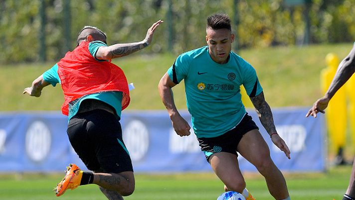 COMO, ITALY - APRIL 16: Lautaro Martinez of FC Internazionale trains during the FC Internazionale training session at the club's training ground Suning Training Center at Appiano Gentile on April 16, 2022 in Como, Italy. (Photo by Mattia Pistoia - Inter/Inter via Getty Images) C’è il derby ma Canuti guarda avanti: “Inter cedi Lautaro e prendi subito Dybala…” - immagine 1