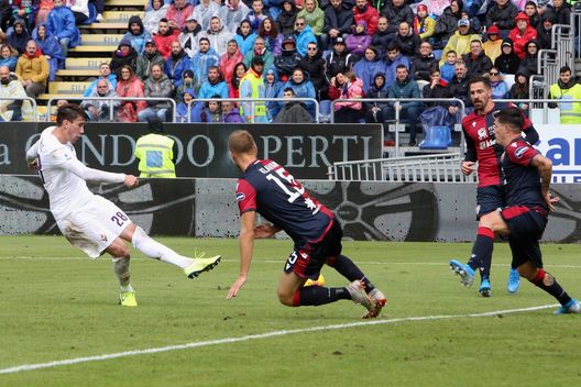 CAGLIARI, ITALY - NOVEMBER 10: Dusan Vlahovic of Fiorentina scores his goal during the Serie A match between Cagliari Calcio and ACF Fiorentina at Sardegna Arena on November 10, 2019 in Cagliari, Italy. (Photo by Enrico Locci/Getty Images) CAGLIARI, ITALY - NOVEMBER 10: Dusan Vlahovic of Fiorentina scores his goal during the Serie A match between Cagliari Calcio and ACF Fiorentina at Sardegna Arena on November 10, 2019 in Cagliari, Italy. (Photo by Enrico Locci/Getty Images)