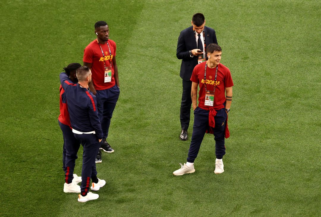 La Roma sul prato della Puskas Arena. Domani la finale – FOTO GALLERY - immagine 18