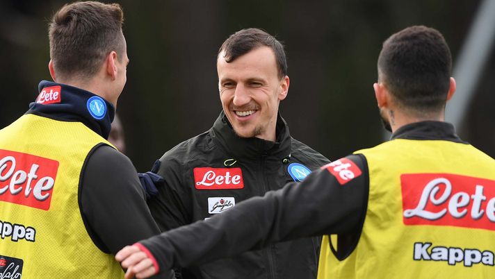 FOTO Chiriches torna a Napoli in compagnia del figlio: “O’ scunizz e turnato a casa” - immagine 1