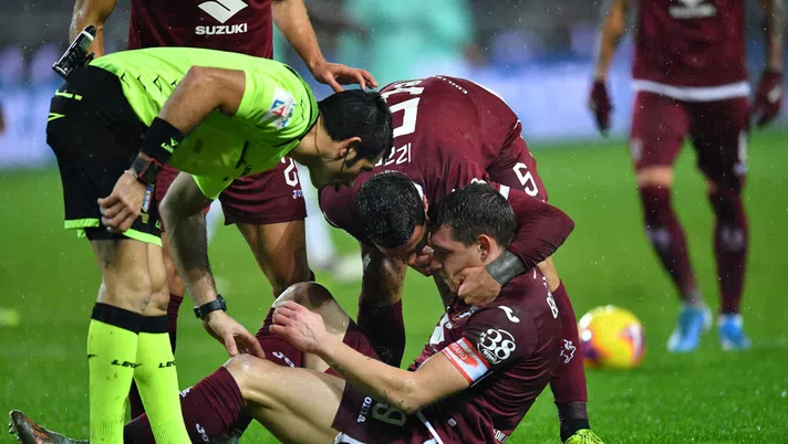 TURIN, ITALY - NOVEMBER 23:  Andrea Belotti (R) of Torino FC lies injured during the Serie A match between Torino FC and FC Internazionale at Stadio Olimpico di Torino on November 23, 2019 in Turin, Italy.  (Photo by Valerio Pennicino/Getty Images)