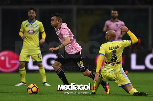 PALERMO, ITALY - DECEMBER 22:  Ilija Nestorovski (C) of Palermo in action as Alessandro Bruno (R) of Pescara tacklesduring the Serie A match between US Citta di Palermo and Pescara Calcio at Stadio Renzo Barbera on December 22, 2016 in Palermo, Italy.  (Photo by Tullio M. Puglia/Getty Images) 