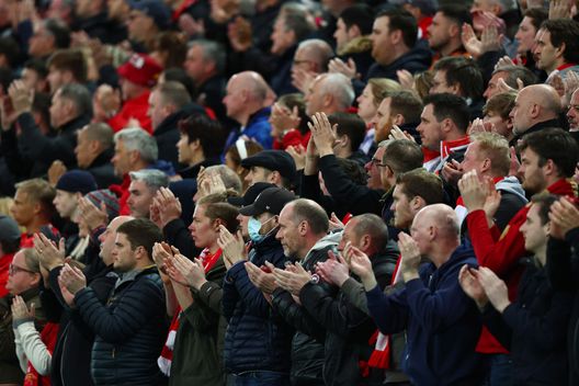 LIVERPOOL, ENGLAND - APRIL 19: Liverpool fans applaud during the Premier League match between Liverpool and Manchester United at Anfield on April 19, 2022 in Liverpool, England. (Photo by Clive Brunskill/Getty Images) Inghilterra, la Premier aiuta i tifosi: costo massimo di 30 sterline per un biglietto in trasferta- immagine 2