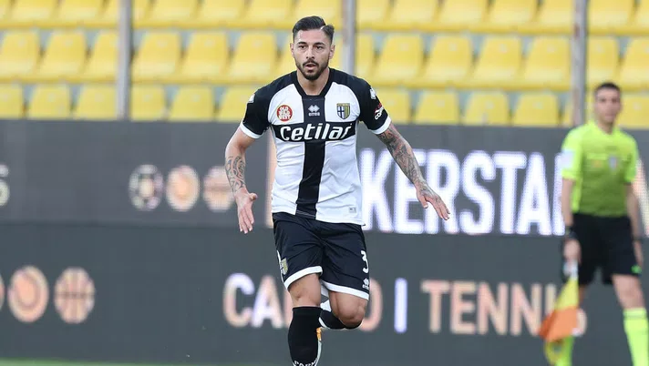 PARMA, ITALY - APRIL 24: Giuseppe Pezzella of Parma Calcio in action during the Serie A match between Parma Calcio and FC Crotone at Stadio Ennio Tardini on April 24, 2021 in Parma, Italy. Sporting stadiums around Italy remain under strict restrictions due to the Coronavirus Pandemic as Government social distancing laws prohibit fans inside venues resulting in games being played behind closed doors.  (Photo by Gabriele Maltinti/Getty Images)
