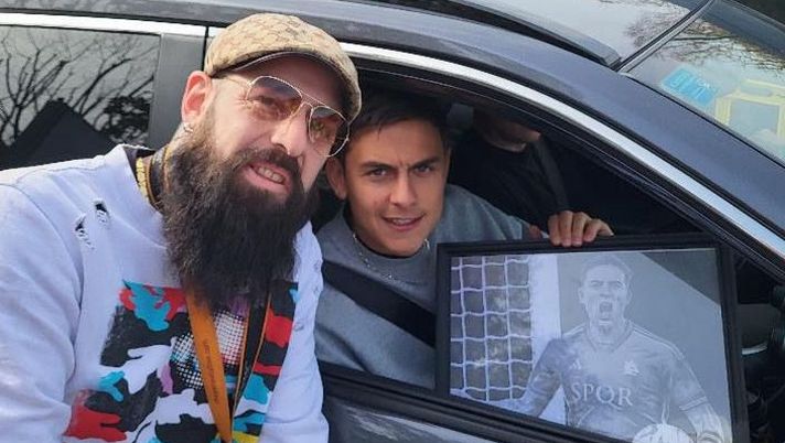 Un tifoso regala un ritratto a Dybala: l’argentino si ferma dopo l’allenamento Un tifoso regala un ritratto a Dybala: l’argentino si ferma dopo l’allenamento - immagine 1