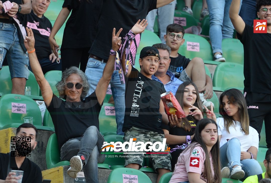 Fototifo, facce da Serie B. I tifosi allo stadio per Palermo-Padova 1-0 - immagine 7