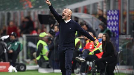 MILAN, ITALY - NOVEMBER 13: ACF Fiorentina coach Vincenzo Italiano shouts to his players during the Serie A match between AC Milan and ACF Fiorentina at Stadio Giuseppe Meazza on November 13, 2022 in Milan, Italy. (Photo by Marco Luzzani/Getty Images)