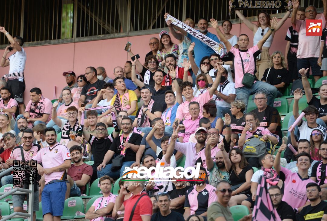 Fototifo, facce da Serie B. I tifosi allo stadio per Palermo-Padova 1-0 - immagine 107