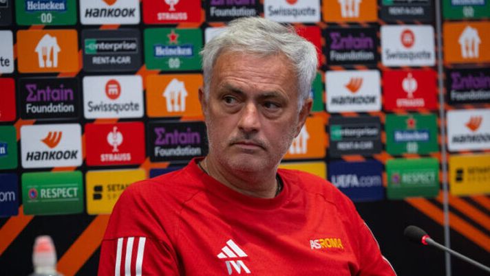 TIRASPOL, MOLDOVA - SEPTEMBER 20: AS Roma coach Josè Mourinho during a press conference at Sheriff Arena on September 20, 2023 in Tiraspol, Moldova. (Photo by Fabio Rossi/AS Roma via Getty Images) Mou: “Lukaku un dramma, ma Calhanoglu una meraviglia? L’Inter deve vincere di 20 punti. Ndicka…” - immagine 1