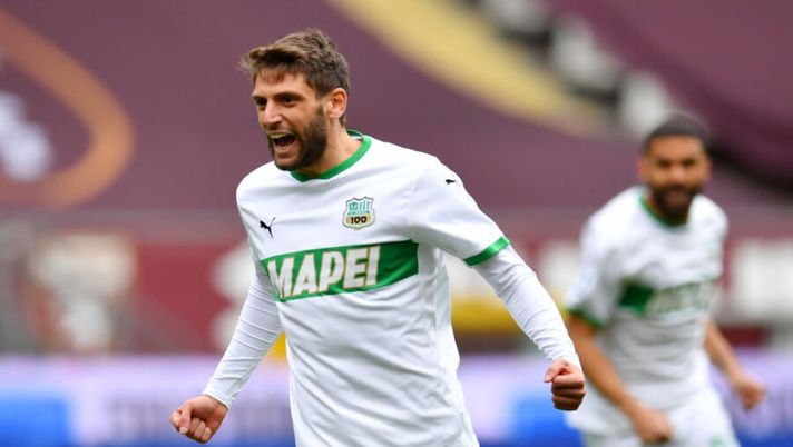 TURIN, ITALY - MARCH 17: Domenico Berardi of Sassuolo celebrates after scoring his sides first goal during the Serie A match between Torino FC and US Sassuolo at Stadio Olimpico di Torino on March 17, 2021 in Turin, Italy. Sporting stadiums around Italy remain under strict restrictions due to the Coronavirus Pandemic as Government social distancing laws prohibit fans inside venues resulting in games being played behind closed doors. (Photo by Valerio Pennicino/Getty Images) Sassuolo, Berardi e non solo: le prove di formazione con Toljan e Raspadori in pole - immagine 1
