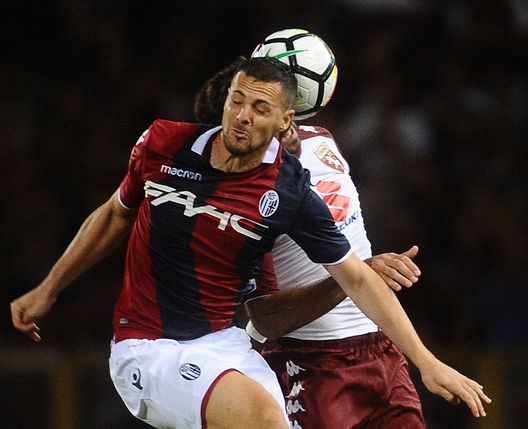 BOLOGNA, ITALY - AUGUST 20: Mattia Destro # 10 of Bologna FC heads the ball during the Serie A match between Bologna FC and Torino FC at Stadio Renato Dall'Ara on August 20, 2017 in Bologna, Italy. (Photo by Mario Carlini / Iguana Press/Getty Images) 