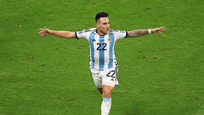 LUSAIL CITY, QATAR - DECEMBER 09: Lautaro Martinez of Argentina celebrates scoring the team's fifth and winning penalty in the penalty shoot out during the FIFA World Cup Qatar 2022 quarter final match between Netherlands and Argentina at Lusail Stadium on December 09, 2022 in Lusail City, Qatar. (Photo by Elsa/Getty Images) Pre-finale teso per Lautaro: moglie in ospedale dopo aver trovato del vetro in un drink - immagine 1