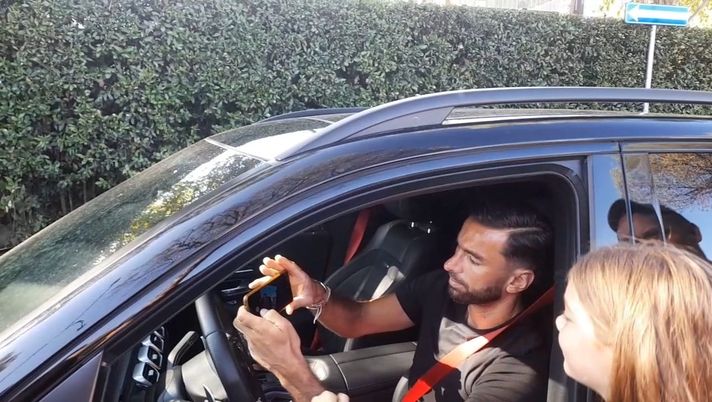 Roma, i nazionali tornano a Trigoria. Vina e Rui Patricio si fermano con i tifosi - immagine 1
