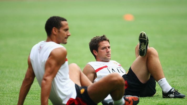 HANGZHOU, CHINA - JULY 25: Manchester United's Michael Owen (R) and Rio Ferdinand (L) in action during a training session as part of the club's Asia Tour 2009 at Huang Long Stadium on July 25, 2009 in Hangzhou, China. Manchester United will play a friendly match with Hangzhou Greentown in Hangzhou of China. (Photo by Feng Li/Getty Images) Owen-Ferdinand, che scontro: “Liverpool ancora miglior squadra d’Europa”, “Manchi di rispetto al Real Madrid” - immagine 1