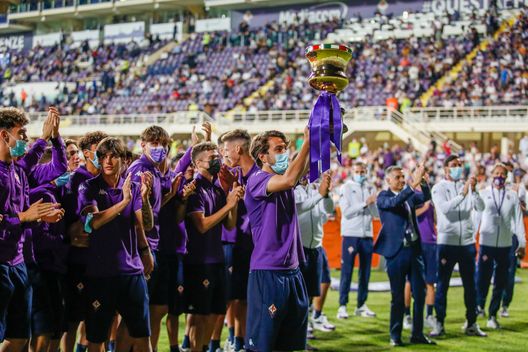 GERMOGLI PH: 28 AGOSTO 2021 FIRENZE STADIO ARTEMIO FRANCHI SERIE A FIORENTINA VS TORINO NELLA FOTO LA FIORENTINA PRIMAVERA SFILA CON LA COPPA Fiorentina Primavera, nuova avventura per Rocchetti: prestito in Serie D- immagine 2
