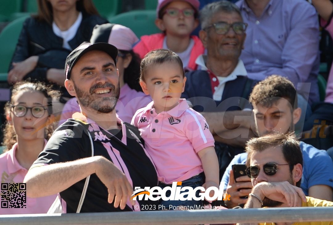 FOTOTIFO Palermo-Spal 2-1, gli scatti ai tifosi al “Renzo Barbera” (GALLERY) - immagine 76