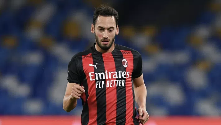Hakan Calhanoglu (centrocampista AC Milan) durante Napoli-Milan 1-3 (Serie A 2020-2021) | AC Milan News (Getty Images)