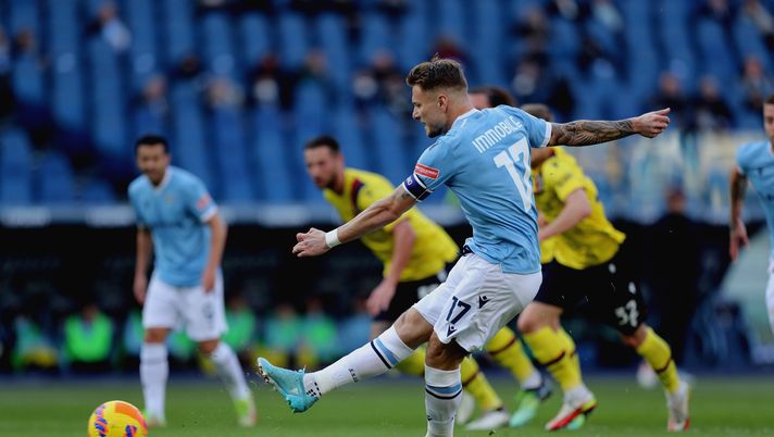 ROME, ITALY - FEBRUARY 12: Ciro immobile of SS Lazio scores the opening goal from penalty spot during the Serie A match between SS Lazio and Bologna FC at Stadio Olimpico on February 12, 2022 in Rome, Italy. (Photo by Paolo Bruno/Getty Images) Cor Sport – La dura contestazione dei tifosi. Tutti colpevoli - immagine 1
