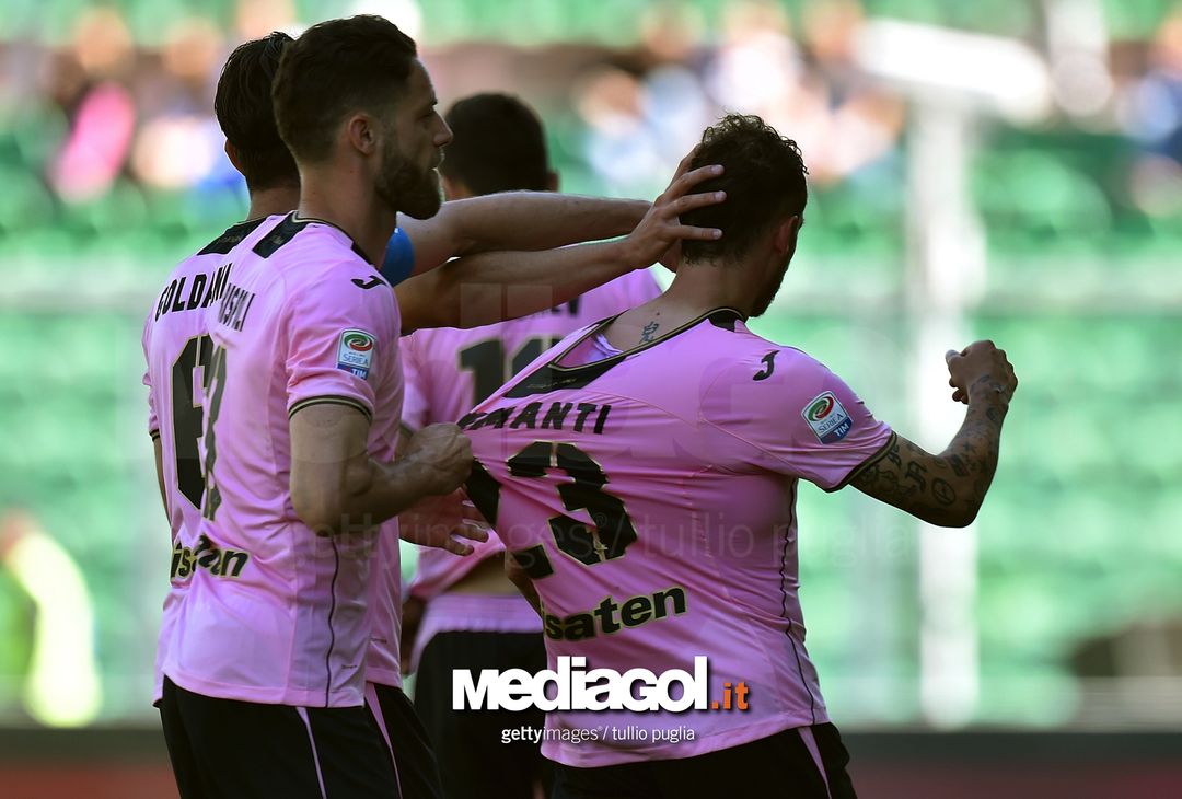  PALERMO, ITALY - APRIL 30:  Alessandro Diamanti of Palermo celebrates after scoring the opening goal during the Serie A match between US Citta di Palermo and ACF Fiorentina at Stadio Renzo Barbera on April 30, 2017 in Palermo, Italy.  (Photo by Tullio M. Puglia/Getty Images) 