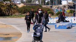 Coronavirus, permessa la passeggiata genitore-figlio. Resta il divieto al jogging: le novità dal Viminale
