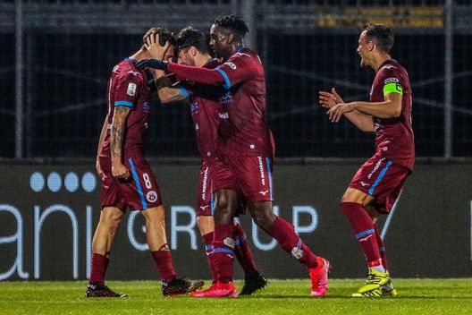  Con il 5 % di possibilità mettiamo il Cittadella. È la squadra che vanta più partecipazioni ai playoff di B e inevitabilmente anche la squadra che ne ha persi di più. Quando si alza la posta in palio e la tensione sale, escono i limiti di un organico spremuto al massimo durante la stagione. Ricordiamo che in rosa Venturato ha molti giocatori esordienti in categoria. Ci sono quattro partite da qui alla fine, per noi è la squadra con meno chances 