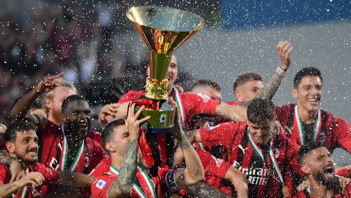 AC Milan's Italian defender Alessio Romagnoli (C-L), AC Milan's French forward Olivier Giroud (Bottom R) and AC Milan's players celebrate with the winner's trophy after AC Milan won the Italian Serie A football match between Sassuolo and AC Milan, securing the 'Scudetto' championship on May 22, 2022 at the Mapei - Citta del Tricolore stadium in Sassuolo. (Photo by Tiziana FABI / AFP) (Photo by TIZIANA FABI/AFP via Getty Images) Presidente Serie A: “Il caldo preoccupa: con questo clima difficile iniziare il 13 agosto” - immagine 1
