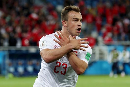 KALININGRAD, RUSSIA - JUNE 22: Xherdan Shaqiri of Switzerland celebrates after scoring his team's second goal during the 2018 FIFA World Cup Russia group E match between Serbia and Switzerland at Kaliningrad Stadium on June 22, 2018 in Kaliningrad, Russia. (Photo by Clive Rose/Getty Images) Svizzera, le sensazioni di Shaqiri: “Ho percezioni diverse rispetto all’Europeo, per noi è la sfida dell’anno” - immagine 1