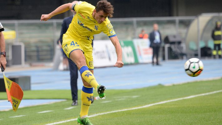 VERONA, ITALY - OCTOBER 01:  Roberto Inglese of AC Chievo Verona in action during the Serie A match between AC Chievo Verona and ACF Fiorentina at Stadio Marc'Antonio Bentegodi on October 1, 2017 in Verona, Italy.  (Photo by Dino Panato/Getty Images) 