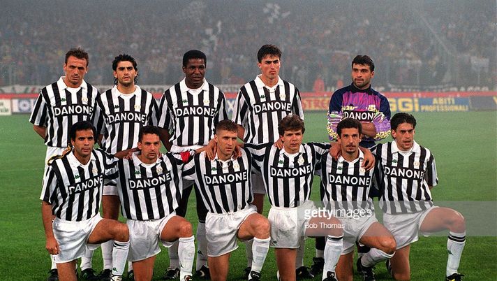 Football, UEFA Cup Final, Second Leg, Turin, Italy, 19th May 1993, Juventus 3 v Borussia Dortmund 0 (Juventus win 6-1 on aggregate), The Juventus team pose together for a group photograph prior to the match, Back Row L-R: Jurgen Kohler, Marco Antonio De Marchi, Julio Cesar, Dino Baggio, Angelo Peruzzi, Front Row L-R: Roberto Galia, Roberto Baggio, Massimo Carrera, Andreas Moller, Gianluca Vialli and Moreno Torricelli (Photo by Bob Thomas/Getty Images) De Marchi: “Juve in crescita, Vlahovic ha già fatto vedere le sue qualità” - immagine 1