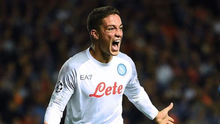 Napoli's Italian forward Giacomo Raspadori celebrates scoring the team's second goal during the UEFA Champions League Group A football match between Scotland's Rangers and Italy's Napoli at Ibrox stadium in Glasgow, on September 14, 2022. (Photo by ANDY BUCHANAN / AFP) (Photo by ANDY BUCHANAN/AFP via Getty Images) Raspadori: “Posso fare la mezzala ma c’è una zona in cui mi esprimo meglio. Inter? Vogliamo reagire” - immagine 1