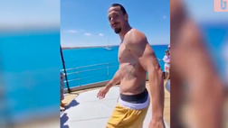 VIDEO, Ibrahimovic spicca il volo da una barca! Zlatan si lancia giù così…