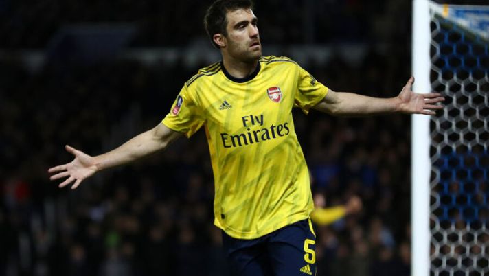PORTSMOUTH, ENGLAND - MARCH 02: Sokratis Papastathopoulos of Arsenal celebrates after scoring his team's first goal during the FA Cup Fifth Round match between Portsmouth FC and Arsenal FC at Fratton Park on March 02, 2020 in Portsmouth, England. (Photo by Dan Istitene/Getty Images) Sky: “Sokratis a sorpresa: possibile il ritorno subito in Italia, un affare inaspettato” - immagine 1