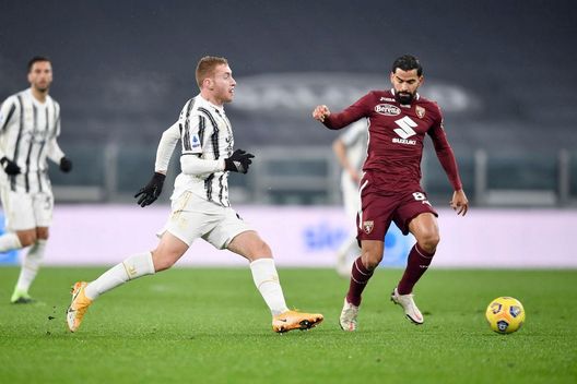 TURIN, ITALY - DECEMBER 05: Dejan Kulusevski of Juventus competes for the ball with Tomas Eduardo Rincon of Torino FC during the Serie A match between Juventus and Torino FC at Allianz Stadium on December 05, 2020 in Turin, Italy. (Photo by Daniele Badolato - Juventus FC/Juventus FC via Getty Images) TURIN, ITALY - DECEMBER 05: Dejan Kulusevski of Juventus competes for the ball with Tomas Eduardo Rincon of Torino FC during the Serie A match between Juventus and Torino FC at Allianz Stadium on December 05, 2020 in Turin, Italy. (Photo by Daniele Badolato - Juventus FC/Juventus FC via Getty Images)