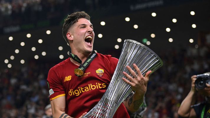 TIRANA, ALBANIA - MAY 25: Nicolo Zaniolo of AS Roma celebrates with the UEFA Europa Conference League Trophy after their sides victory during the UEFA Conference League final match between AS Roma and Feyenoord at Arena Kombetare on May 25, 2022 in Tirana, Albania. (Photo by Justin Setterfield/Getty Images) Di Marzio: “Zaniolo, Juve avvisata: la Roma non accetta contropartite tecniche” - immagine 1