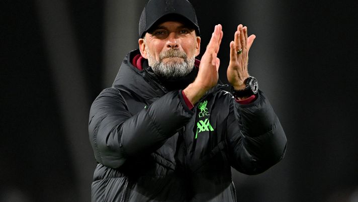 LONDON, ENGLAND - JANUARY 24: Juergen Klopp, Manager of Liverpool, applauds the fans after the Carabao Cup Semi Final Second Leg match between Fulham and Liverpool at Craven Cottage on January 24, 2024 in London, England. (Photo by Mike Hewitt/Getty Images) Klopp lascia Liverpool e mezza Europa spera. Si sogna anche in Italia - immagine 1