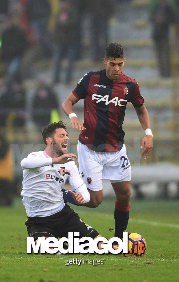 BOLOGNA, ITALY - NOVEMBER 20:Adam masina  # 25 of Bologna FC in action during the Serie A match between Bologna FC and US Citta di Palermo at Stadio Renato Dall'Ara on November 20, 2016 in Bologna, Italy.  (Photo by Mario Carlini / Iguana Press/Getty Images) 