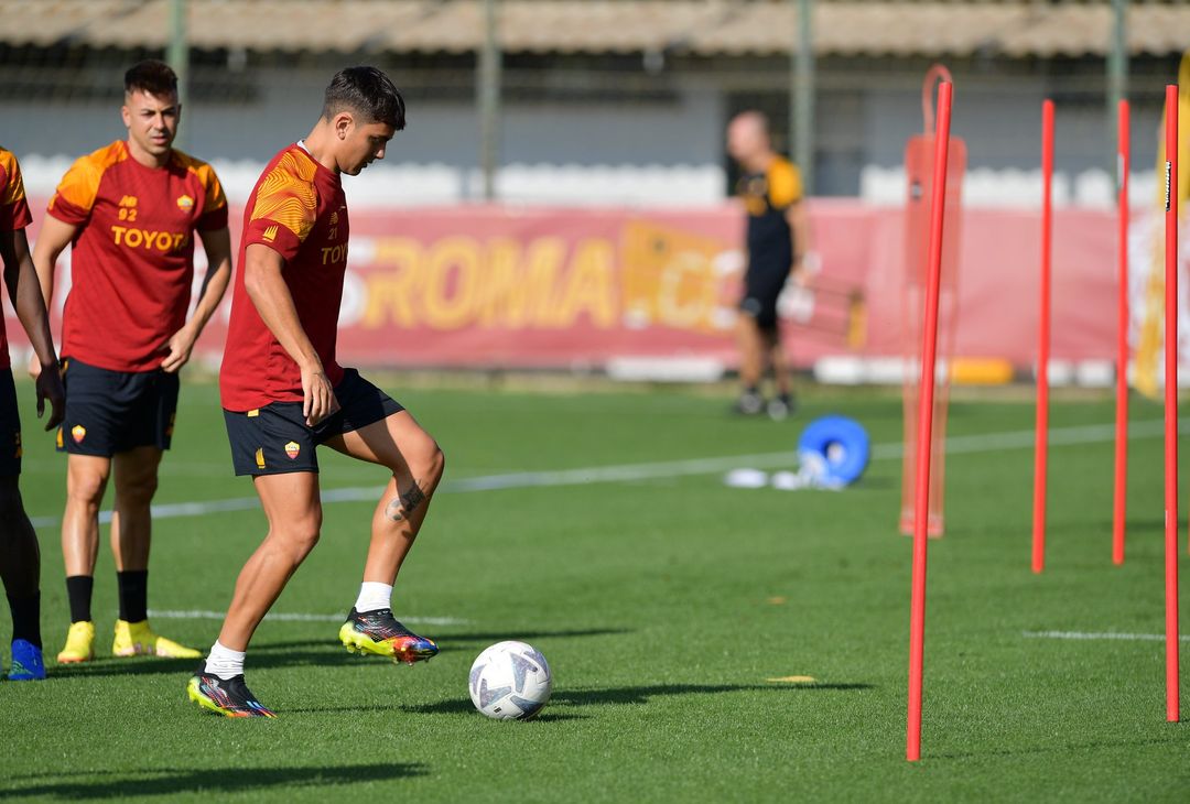 Trigoria, Dybala in gruppo prima della sfida con il Torino – FOTO GALLERY - immagine 6