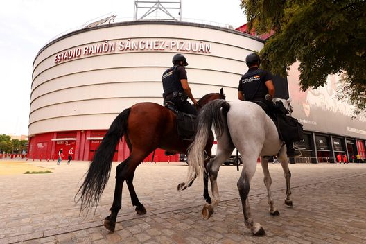 (Photo by Fran Santiago/Getty Images) Cade dopo il derby Siviglia-Betis visto in un bar e muore: causa per migliaia di euro- immagine 2