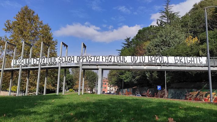 Salernitana-Napoli 0-1, il derby degli striscioni: dai calzini al pescato Salernitana-Napoli e gli striscioni