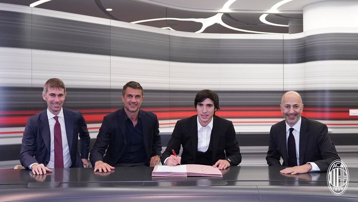 Sandro Tonali a Casa Milan con Frederic Massara, Paolo Maldini e Ivan Gazidis (credits: acmilan.com) 
