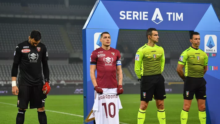 TURIN, ITALY - NOVEMBER 30: Both teams line up as Armando Izzo of Torino F.C. holds up a number 10 shirt in memory of Diego Maradona ahead of the Serie A match between Torino FC and UC Sampdoria at Stadio Olimpico di Torino on November 30, 2020 in Turin, Italy. Sporting stadiums around Italy remain under strict restrictions due to the Coronavirus Pandemic as Government social distancing laws prohibit fans inside venues resulting in games being played behind closed doors. (Photo by Valerio Pennicino/Getty Images)
