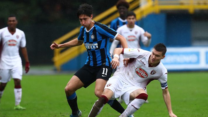 SESTO SAN GIOVANNI, ITALY - NOVEMBER 23: Samuele Mulattieri of FC Internazionale competes for the ball with Onisa of Torino FC during the Primavera 1 match between FC Internazionale U19 and Torino FC U19 at Stadio Breda on November 23, 2019 in Sesto San Giovanni, Italy. (Photo by Marco Luzzani - Inter/Inter via Getty Images) SESTO SAN GIOVANNI, ITALY - NOVEMBER 23: Samuele Mulattieri of FC Internazionale competes for the ball with Onisa of Torino FC during the Primavera 1 match between FC Internazionale U19 and Torino FC U19 at Stadio Breda on November 23, 2019 in Sesto San Giovanni, Italy. (Photo by Marco Luzzani - Inter/Inter via Getty Images)