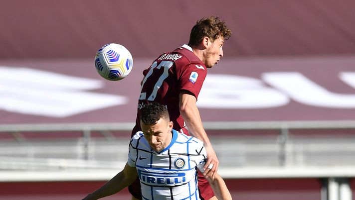TURIN, ITALY - MARCH 14: Ivan Perisic of FC Internazionale and Mergim Vojvoda of Torino FC compete for a header during the Serie A match between Torino FC and FC Internazionale at Stadio Olimpico di Torino on March 14, 2021 in Turin, Italy. Sporting stadiums around Italy remain under strict restrictions due to the Coronavirus Pandemic as Government social distancing laws prohibit fans inside venues resulting in games being played behind closed doors. (Photo by Valerio Pennicino/Getty Images) TURIN, ITALY - MARCH 14: Ivan Perisic of FC Internazionale and Mergim Vojvoda of Torino FC compete for a header during the Serie A match between Torino FC and FC Internazionale at Stadio Olimpico di Torino on March 14, 2021 in Turin, Italy. Sporting stadiums around Italy remain under strict restrictions due to the Coronavirus Pandemic as Government social distancing laws prohibit fans inside venues resulting in games being played behind closed doors. (Photo by Valerio Pennicino/Getty Images)
