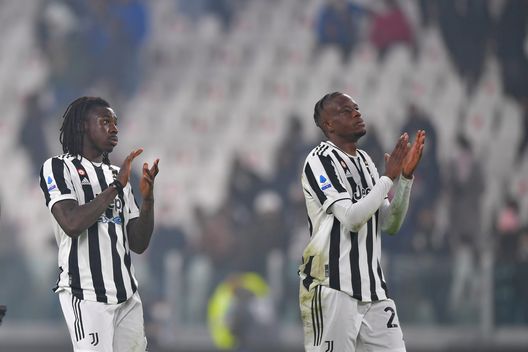 TURIN, ITALY - FEBRUARY 18: (L-R) Moise Kean and Denis Zakaria of Juventus greet the fans after the Serie A match between Juventus and Torino FC at Allianz Stadium on February 18, 2022 in Turin, Italy. (Photo by Daniele Badolato - Juventus FC/Juventus FC via Getty Images) TURIN, ITALY - FEBRUARY 18: (L-R) Moise Kean and Denis Zakaria of Juventus greet the fans after the Serie A match between Juventus and Torino FC at Allianz Stadium on February 18, 2022 in Turin, Italy. (Photo by Daniele Badolato - Juventus FC/Juventus FC via Getty Images)