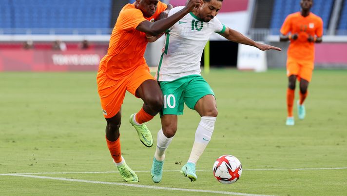 YOKOHAMA, JAPAN - JULY 22: Wilfried Singo #6 of Team Ivory Coast battles for possession with Abdullah Alhamddan #10 of Team Saudi Arabia during the Men's First Round Group D match between Cote d'Ivoire and Saudi Arabia during the Tokyo 2020 Olympic Games at International Stadium Yokohama on July 22, 2021 in Yokohama, Kanagawa, Japan. (Photo by Toru Hanai/Getty Images) YOKOHAMA, JAPAN - JULY 22: Wilfried Singo #6 of Team Ivory Coast battles for possession with Abdullah Alhamddan #10 of Team Saudi Arabia during the Men's First Round Group D match between Cote d'Ivoire and Saudi Arabia during the Tokyo 2020 Olympic Games at International Stadium Yokohama on July 22, 2021 in Yokohama, Kanagawa, Japan. (Photo by Toru Hanai/Getty Images)