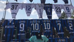 FOTO – Inter, fuori da Appiano Gentile le maglie di Milikovic-Savic, Biraghi, Llorente e Sanchez con la numero…